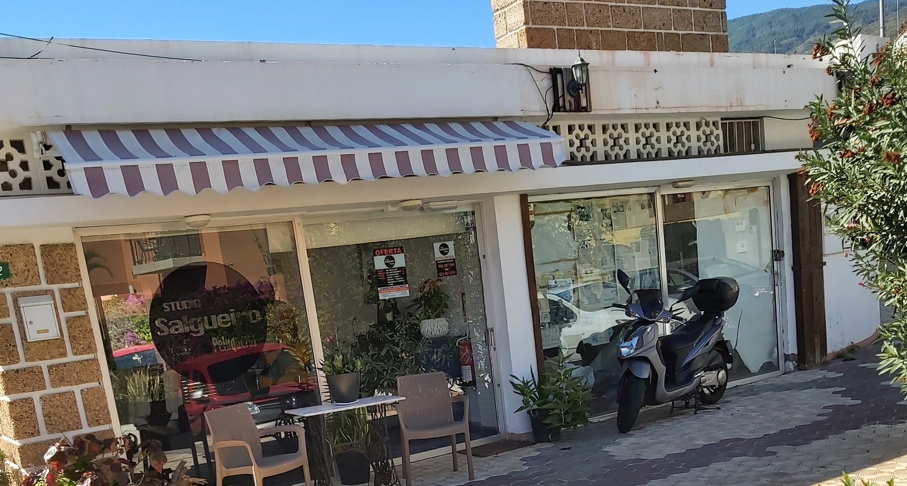 Fachada de Studio Salgueiro con su toldo y la terraza, en la Calle España