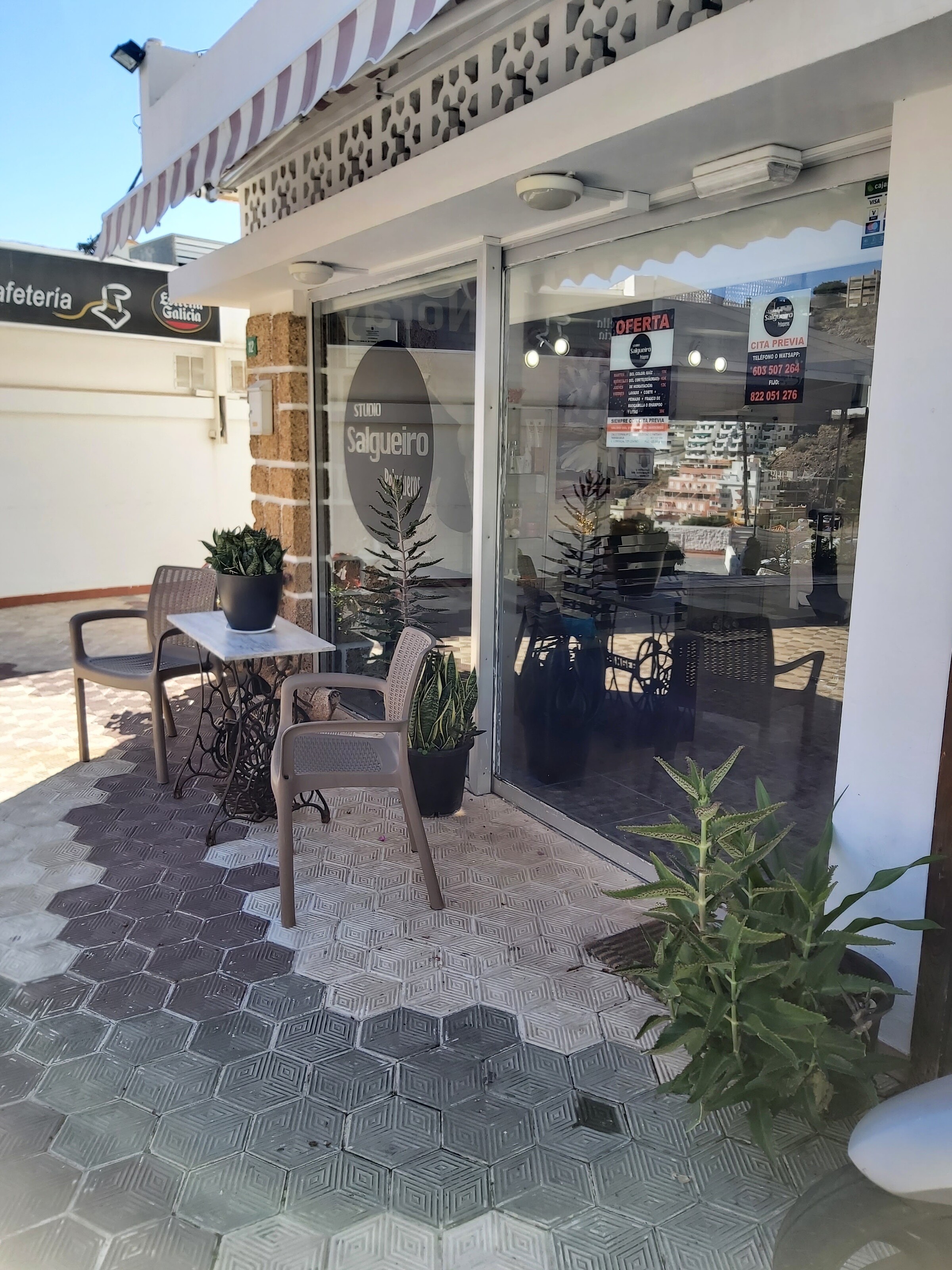 Entrada de Studio Salgueiro en la Calle España, con la terraza y el logo en el escaparate