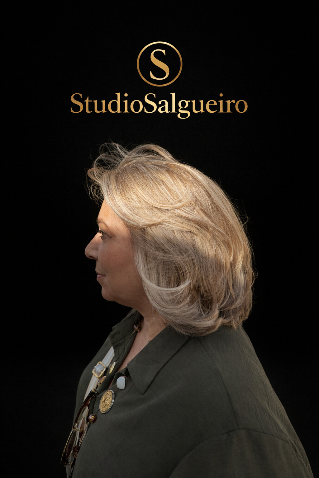 Imagen de marca: melena rubia en capas, de perfil, fondo negro